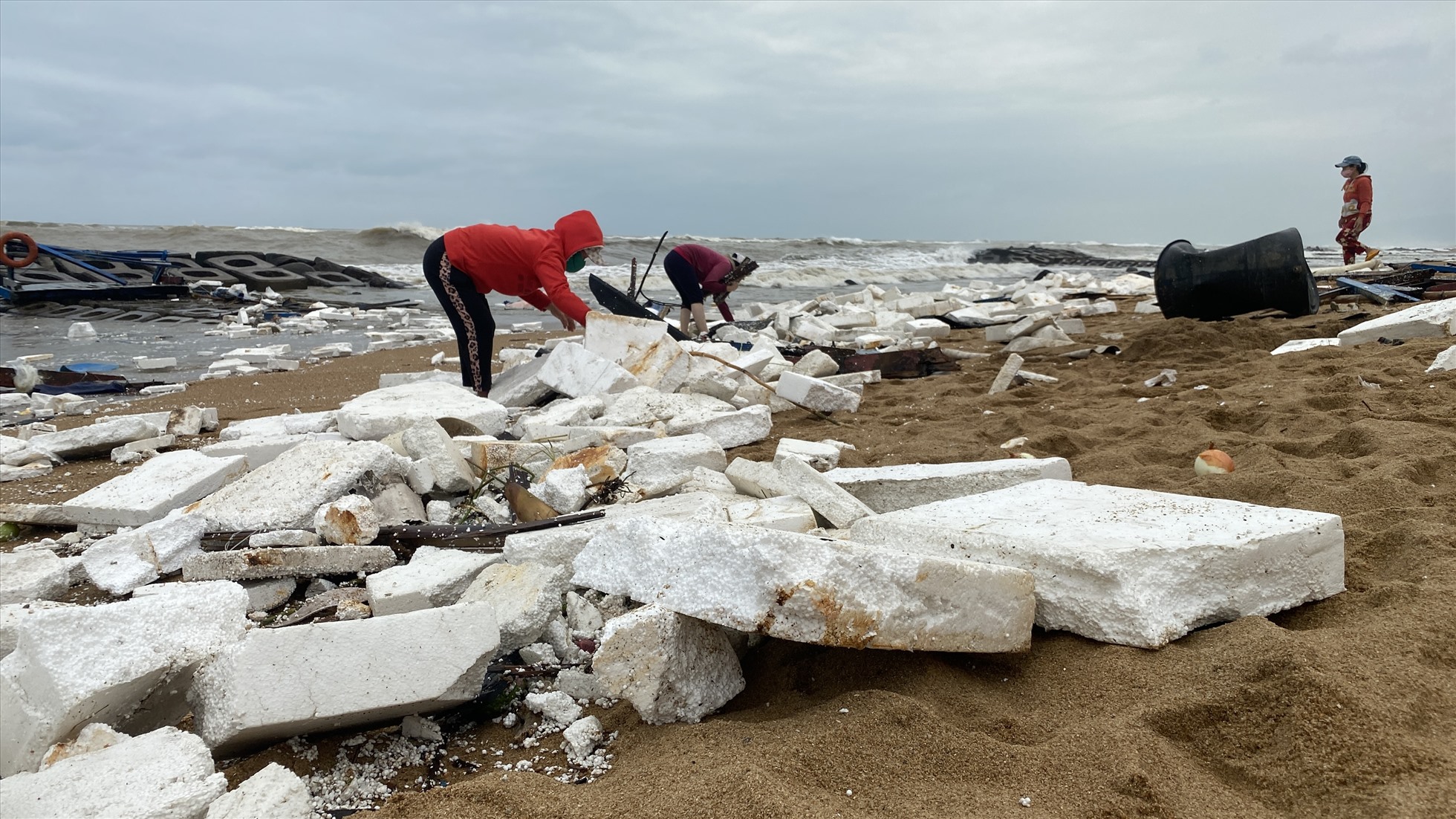 Tàu cá Phú Yên bị sóng đánh tan hoang khi mắc cạn ngay cửa biển. Ảnh: Hoài Luân