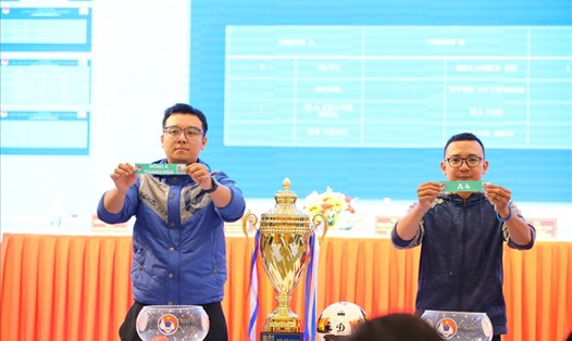 Ban tổ chức tiến hành lễ bốc thăm chia bảng, xếp lịch thi đấu cho các đội tham dự vòng chung kết U21 Quốc gia 2022. Ảnh: Quỳnh Trang