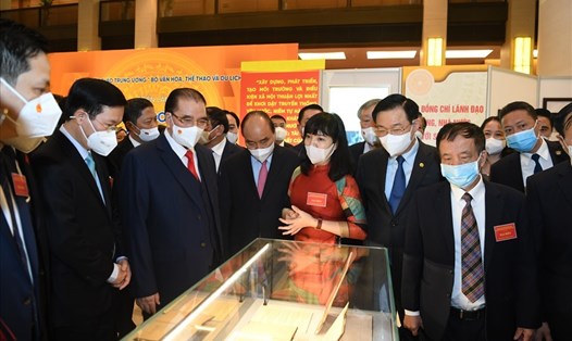 Lãnh đạo Đảng và Nhà nước tham quan triển lãm “Văn hóa soi đường cho quốc dân đi” trong khuôn khổ Hội nghị Văn hoá 2021. Ảnh: Hải Nguyễn