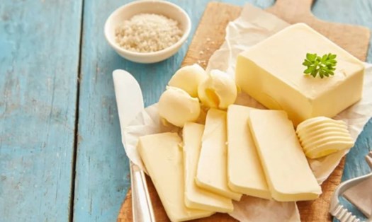 Việc chia khối bơ thành những miếng nhỏ hơn sẽ giúp bơ mềm nhanh chóng. Ảnh: Shutterstock