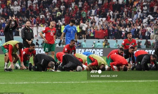 Các cầu thủ Maroc cúi đầu cảm ơn người hâm mộ sau trận thua trước tuyển Pháp.  Ảnh: AFP
