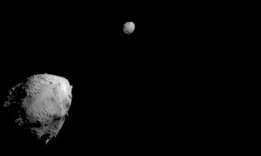 Tiểu hành tinh Didymos (phía dưới bên trái) và vệ tinh của nó, Dimorphos, khoảng 2,5 phút trước khi tàu vũ trụ DART của NASA đâm vào ngày 26.9.2022. Ảnh: NASA