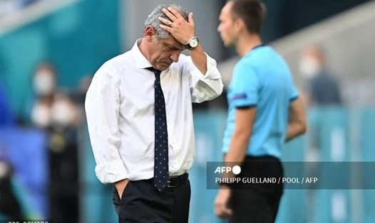 Huấn luyện viên Fernando Santos từ chức sau khi tuyển Bồ Đào Nha thi đấu không thành công ở World Cup 2022. Ảnh: AFP