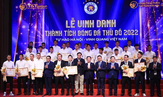 Hà Nội FC được vinh danh sau khi dành thành tích vô địch V.League 2022 và cúp quốc gia. Ảnh: Minh Dân