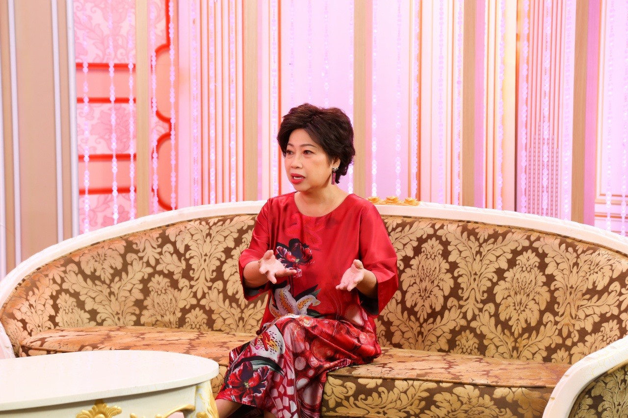 Phi Phụng chia sẻ về cuộc sống với khán giả. Ảnh: Nhà sản xuất.