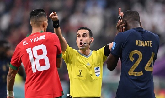 Trọng tài Cesar Ramos bắt chính trận bán kết giữa Pháp và Maroc. Ảnh: AFP