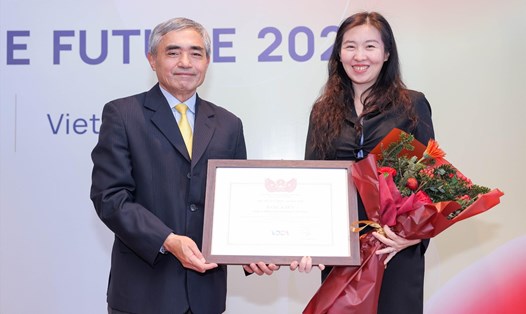 Ông Nguyễn Minh Hồng – Chủ tịch Hội Truyền thông số Việt Nam (VDCA) trao tặng bằng khen cho Huawei Việt Nam. Ảnh: Huawei Việt Nam