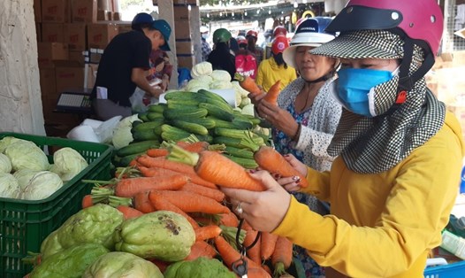 Người dân huyện đảo Kiên Hải mua hàng bình ổn giá vào dịp Tết Nguyên đán 2022. Ảnh: Nguyên Anh