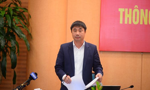 Phó Giám đốc Sở Xây dựng Mạc Đình Minh trả lời tại họp báo. Ảnh: Phạm Đông