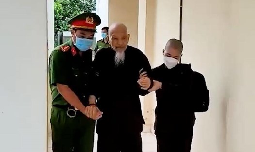Bị cáo Lê Tùng Vân được đưa đến phiên toà xét xử vụ Tịnh thất Bồng Lai. Ảnh: An Long