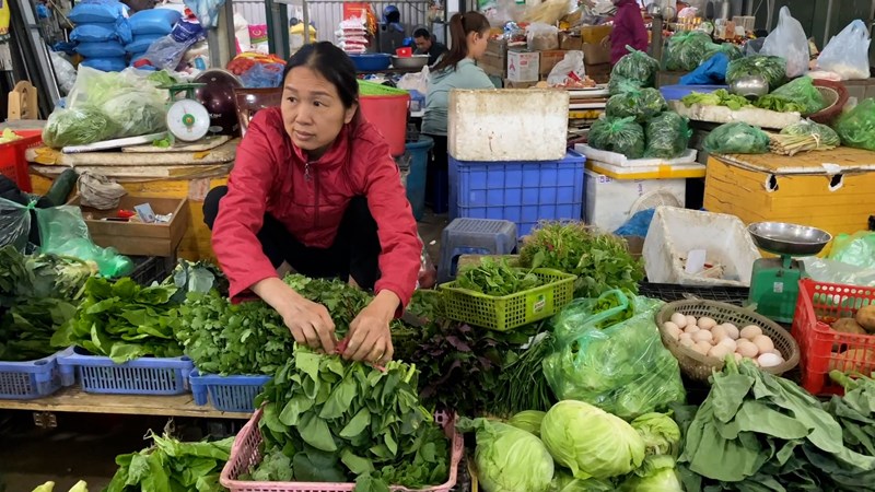 Giá rau xanh tăng chóng mặt, nhiều người dân phải ăn thịt thay rau