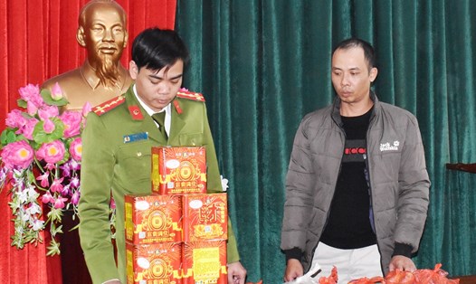 Đối tượng Nguyễn Viết Thanh bị Công an tỉnh Ninh Bình bắt giữ cùng tang vật. Ảnh: Diệu Anh