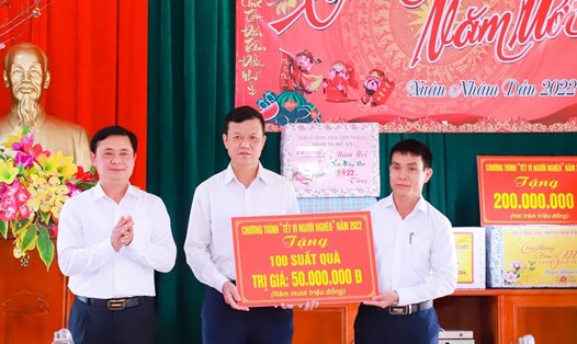 Bí thư Tỉnh ủy Nghệ An Thái Thanh Quý chứng kiến và tuyên dương các doanh nghiệp, tổ chức, nhà hảo tâm hỗ trợ người nghèo đón Tết Nhâm Dần 2022. Ảnh: Thành Duy