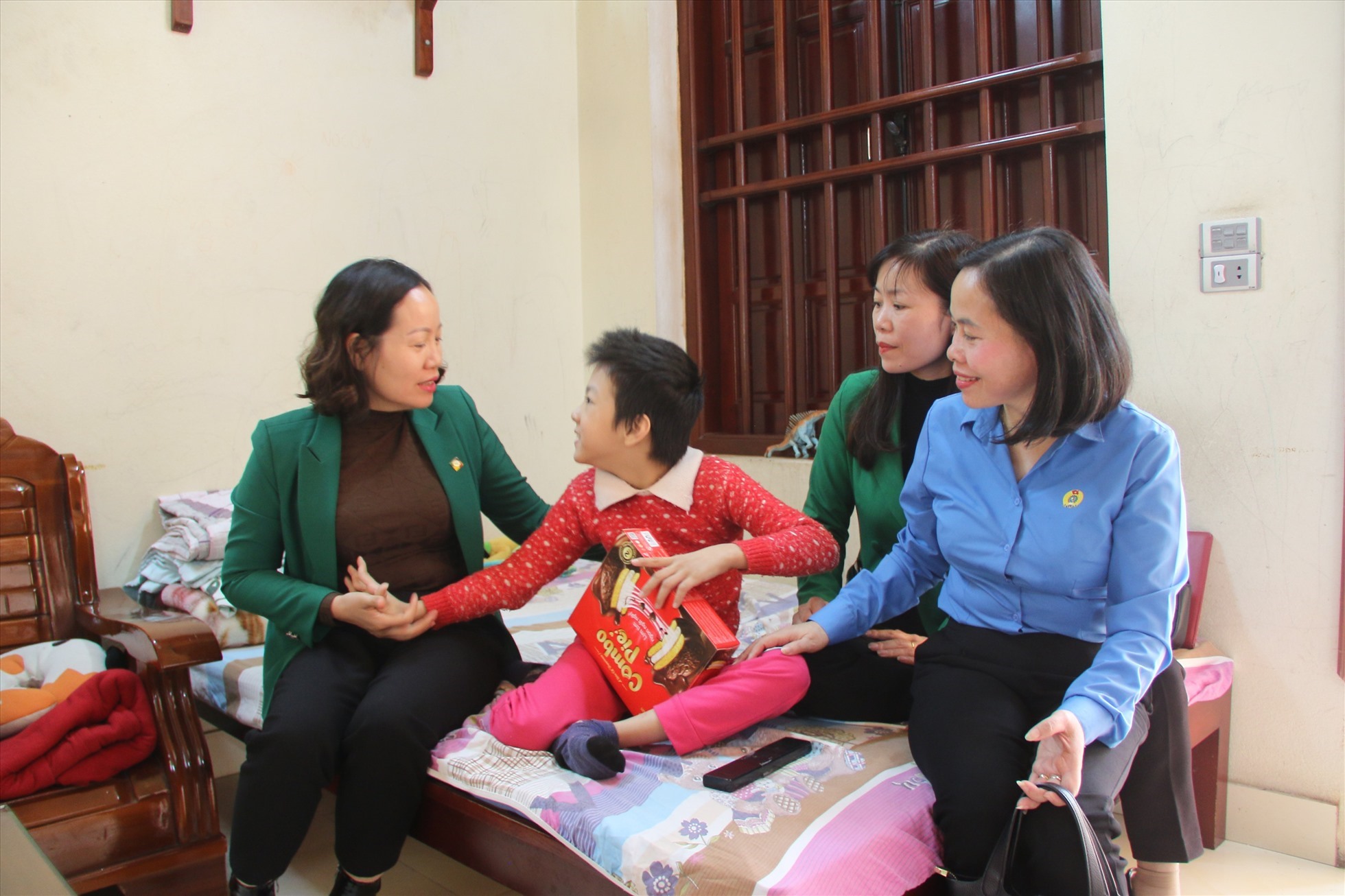 Đoàn công tác của LĐLĐ tỉnh Thanh Hóa đến thăm hỏi, động viên cháu Nguyễn Ngọc Phương, con chị Hồ Thị Thu Phương - đoàn viên thuộc Công ty TNHH Mai Linh. Ảnh: Huê Thanh