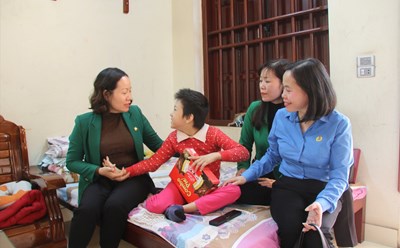 Đoàn công tác của LĐLĐ tỉnh Thanh Hóa đến thăm hỏi, động viên cháu Nguyễn Ngọc Phương, con chị Hồ Thị Thu Phương - đoàn viên thuộc Công ty TNHH Mai Linh. Ảnh: Huê Thanh