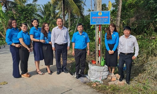 LĐLĐ huyện Thới Lai (TP.Cần Thơ) tổ chức gắn biển công trình "Tuyến đường Sáng - An toàn" trên địa bàn ấp Thới Hiệp A, thị trấn Thới Lai, TP Cần Thơ. Ảnh: Phan Sang