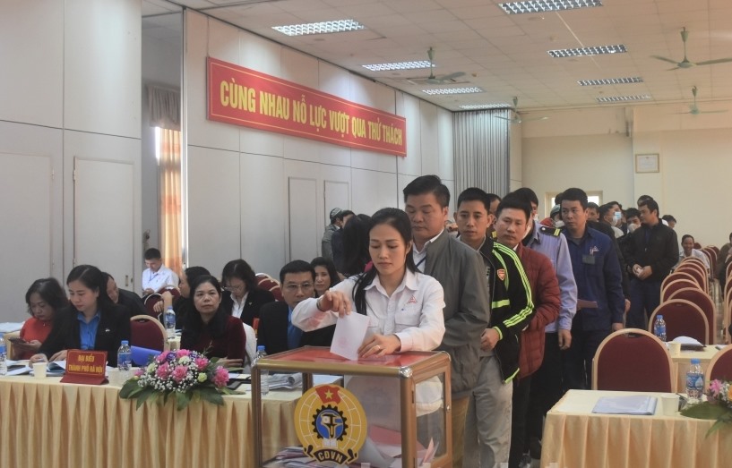 Thực hiện quyền bầu cử Ban chấp hành khoá mới tại Đại hội. Ảnh: Anh Quân