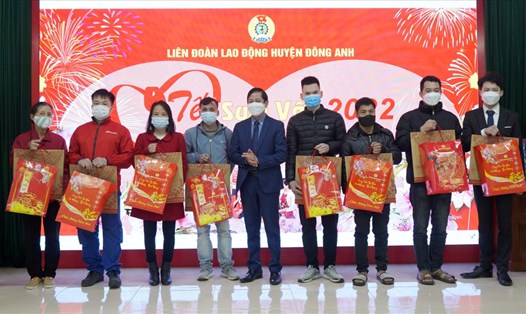 Trao quà hỗ trợ cho người lao động khó khăn tại Tết Sum vầy năm 2022 do Liên đoàn Lao động huyện Đông Anh (Hà Nội) tổ chức. Ảnh: Hải Anh