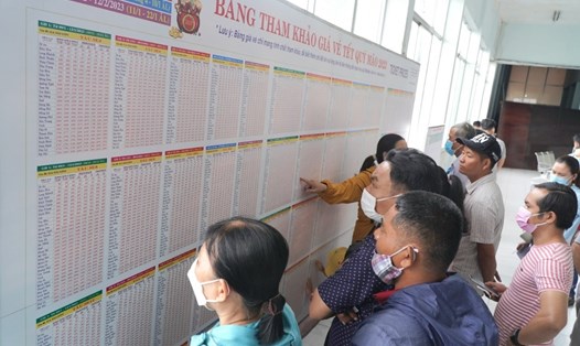 Hành khách xem bảng giá vé tàu Tết Nguyên đán ở ga Sài Gòn. Ảnh: Minh Quân