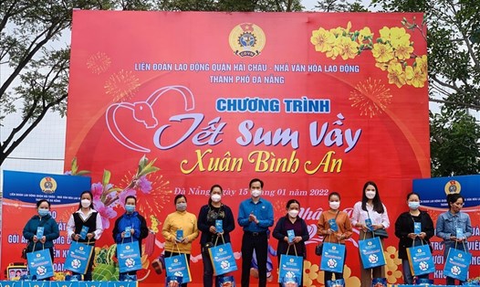 Ông Nguyễn Duy Minh, Chủ tịch Liên đoàn Lao động thành phố Đà Nẵng trao quà Tết cho đoàn viên, người lao động quận Hải Châu tại Tết sum vầy 2022. Ảnh: Tường Minh