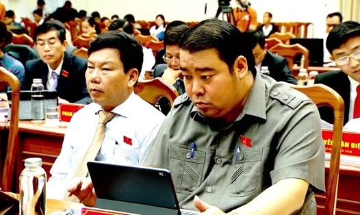 Ông Nguyễn Viết Dũng (bên phải), , Chủ tịch HĐQT Tập đoàn Đất Quảng, đại biểu HĐND tỉnh Quảng Nam. Ảnh: Đỗ Tấn