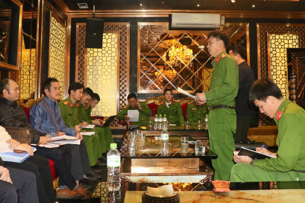 Đoàn liên ngành Hà Tĩnh kiểm tra công tác phòng cháy chữa cháy cơ sở kinh doanh dịch vụ karaoke trên địa bàn. Ảnh Công an cung cấp.