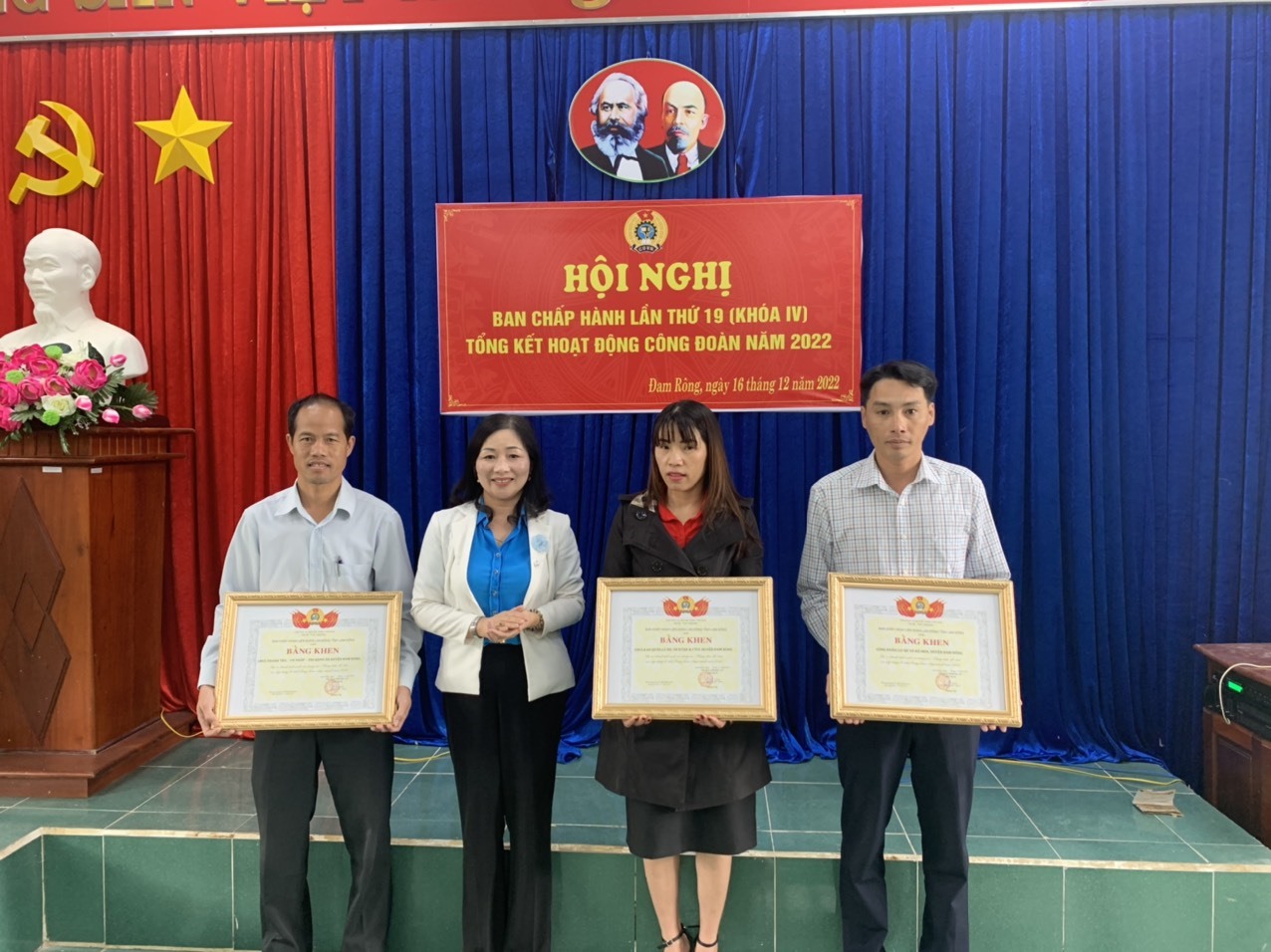 Bà Phạm Thị Lệ Dung, Phó Chủ tịch LĐLĐ tỉnh Lâm Đồng trao Bằng khen cho các CĐCS có thành tích xuất sắc trong hoạt động công đoàn năm 2022. Ảnh: Nguyễn Bé.