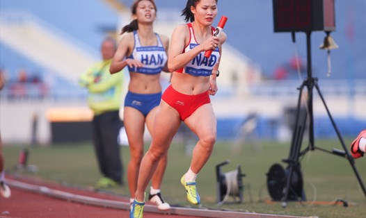 Vận động viên Đinh Thị Bích (đỏ) thi đấu nội dung tiếp sức 4x800m nữ tại Đại hội Thể thao toàn quốc. Ảnh: Minh Quân
