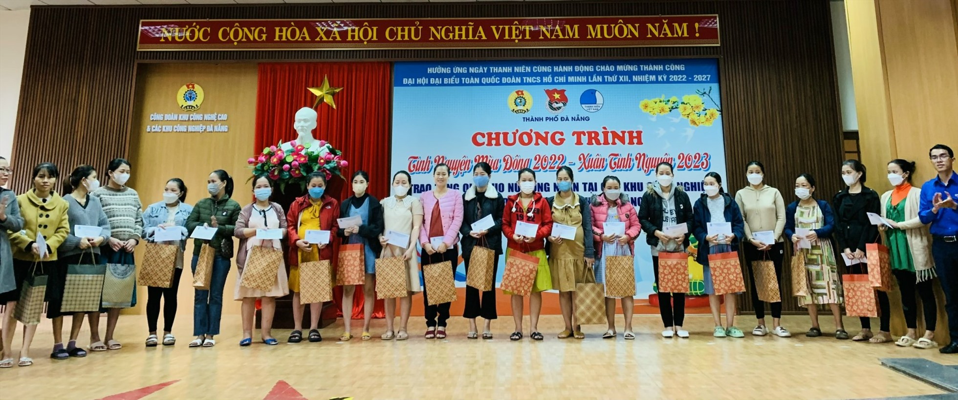 Công đoàn Khu công nghệ cao và các khu công nghiệp Đà Nẵng trao quà hỗ trợ 97 người lao động của công nhân Công ty TNHH SSLV Đà Nẵng. Ảnh: Tường Minh