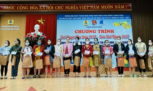 Công đoàn Khu công nghệ cao và các khu công nghiệp Đà Nẵng trao quà hỗ trợ 97 người lao động của công nhân Công ty TNHH SSLV Đà Nẵng. Ảnh: Tường Minh