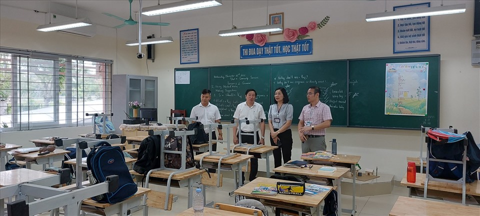 Kiểm tra để xét công nhận đạt chuẩn văn hoá tại quận Long Biên. Ảnh: Hải Yến