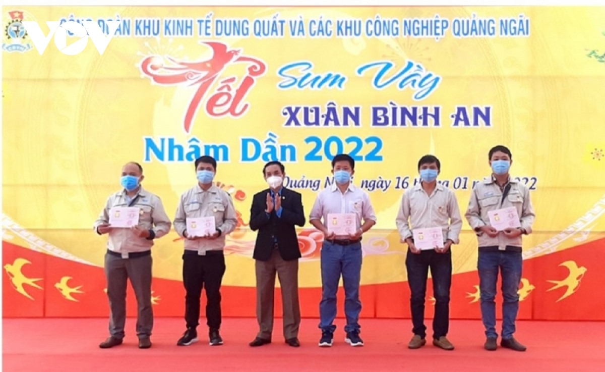 Ông Trần Quang Tòa, Chủ tịch LĐLĐ tỉnh Quảng Ngãi trao Bằng Lao động sáng tạo của Tổng LĐLĐ Việt Nam cho 5 cá nhân tại Tết Sum vầy 2022. Ảnh: Xuân Quang