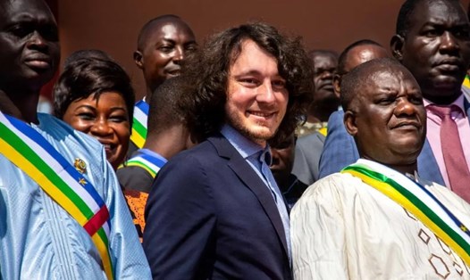 Quan chức Nga Dmitry Sytyi (giữa) ở Cộng hòa Trung Phi. Ảnh: AFP