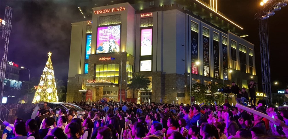 Người dân và du khách đổ về ngã 6 (đường Hùng Vương) dự Countdown năm 2020. Ảnh: Phúc Đạt.