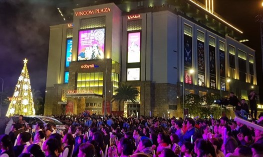 Người dân và du khách đổ về ngã 6 (đường Hùng Vương) dự Countdown năm 2020. Ảnh: Phúc Đạt.