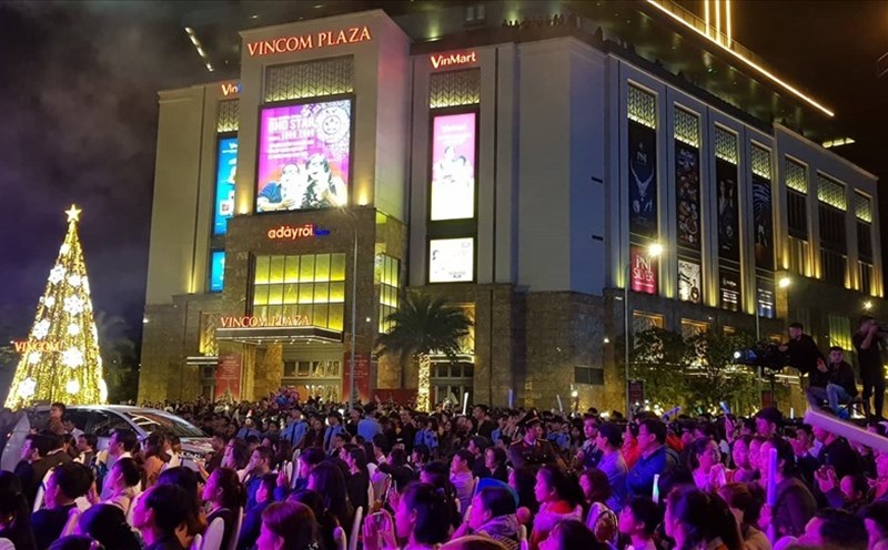 Người dân và du khách đổ về ngã 6 (đường Hùng Vương) dự Countdown năm 2020. Ảnh: Phúc Đạt.