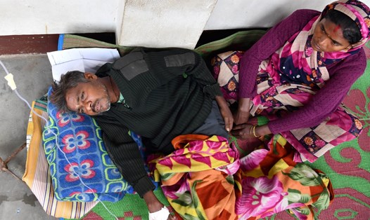 Một bệnh nhân Ấn Độ uống rượu độc được điều trị tại Bệnh viện Dân sự Kushal Konwar ở bang Assam, đông bắc Ấn Độ năm 2019. Ảnh: AFP