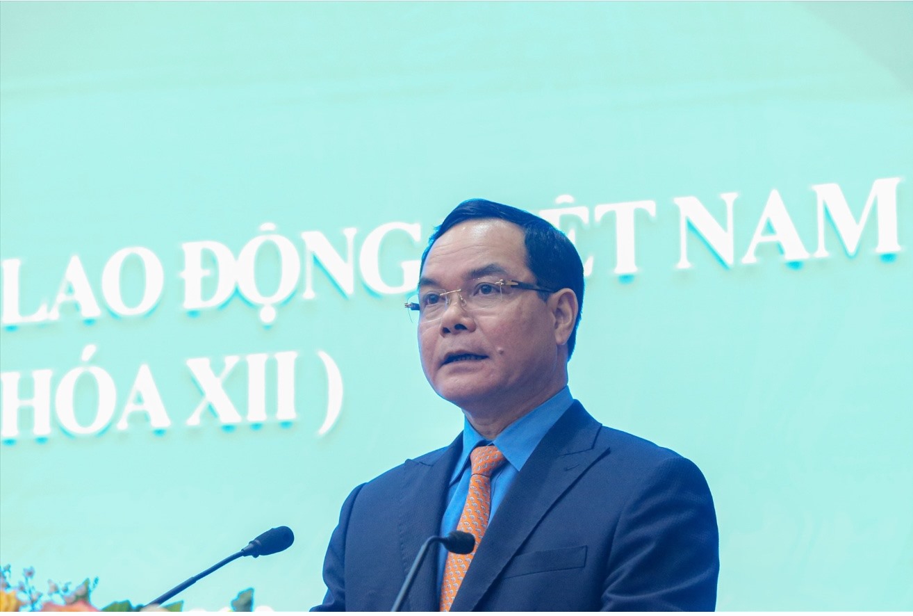 Ông Nguyễn Đình Khang - Uỷ viên Trung ương Đảng, Chủ tịch Tổng Liên đoàn Lao động Việt Nam - phát biểu bế mạc hội nghị. Ảnh: Bảo Hân