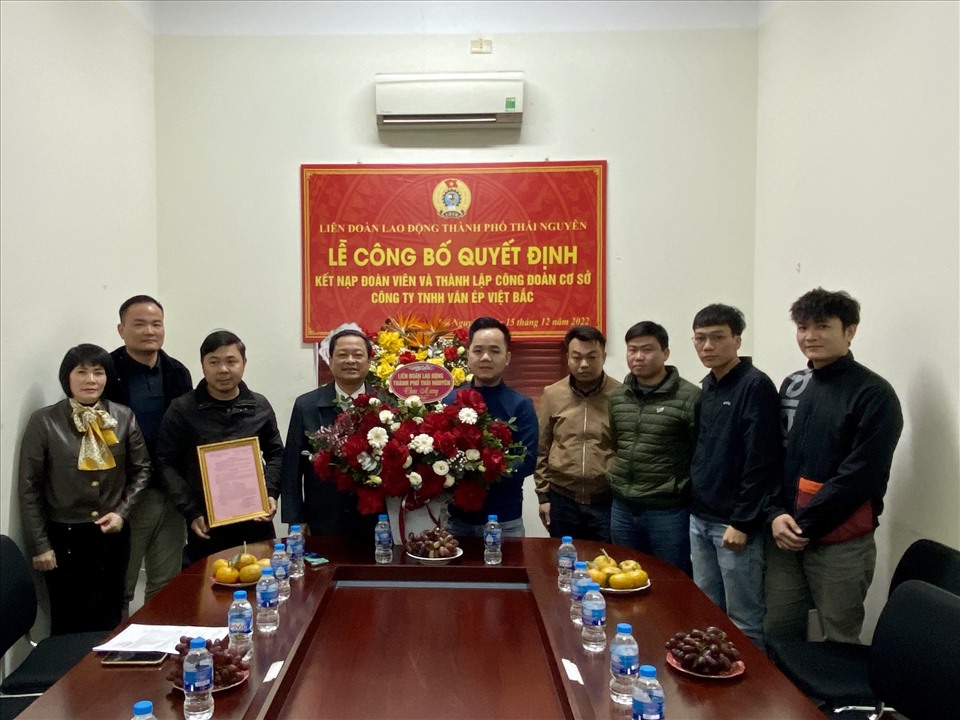 Lãnh đạo LĐLĐ TP.Thái Nguyên chúc mừng Ban chấp hành Công đoàn lâm thời Công ty TNHH Ván ép Việt Bắc. Ảnh: Đặng Tuyến