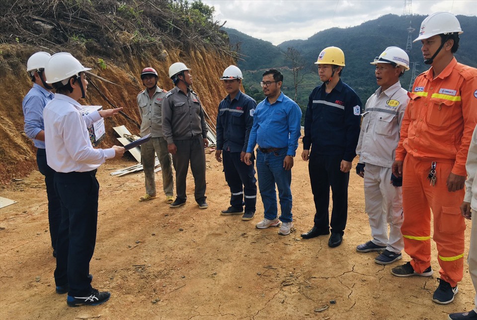 Công đoàn EVNNPT trao đổi với lực lượng thi công dựng cột vị trí 51, Đường dây 500kV Vân Phong – Vĩnh Tân. Ảnh: Tiến Xuân