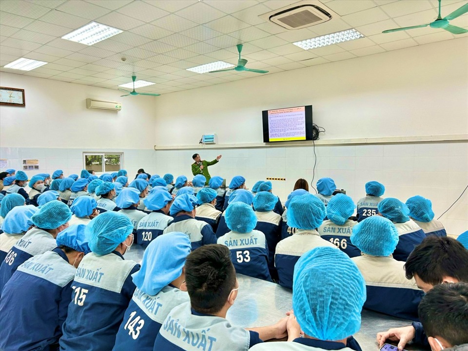 Cán bộ Công an tỉnh Bắc Ninh tuyên truyền phòng chống tệ nạn xã hội, tín dụng đen tới công nhân. Ảnh: Công đoàn Bắc Ninh
