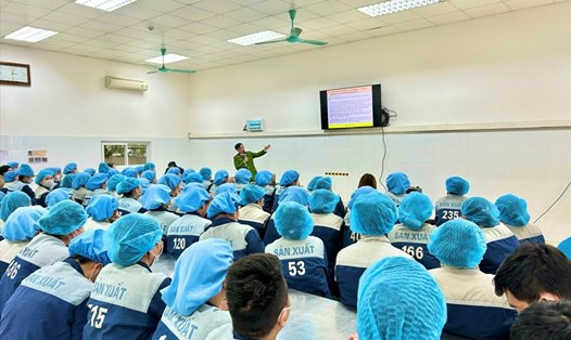 Cán bộ Công an tỉnh Bắc Ninh tuyên truyền phòng chống tệ nạn xã hội, tín dụng đen tới công nhân. Ảnh: Công đoàn Bắc Ninh