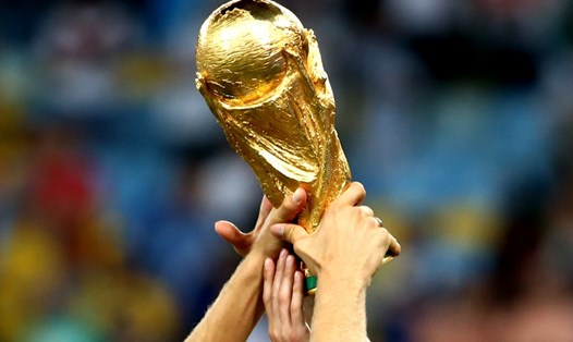 Không phải ai cũng được chạm vào Cúp vàng vô địch World Cup trước trận chung kết. Ảnh: FIFA