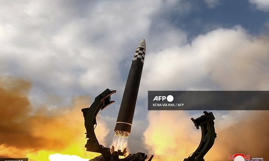 Triều Tiên phóng tên lửa đạn đạo liên lục địa (ICBM) mới "Hwasong Gun 17" tại sân bay quốc tế Bình Nhưỡngngày 18.12.2022. Ảnh: AFP