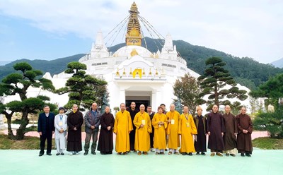 Đoàn Ban Văn hóa Trung ương Giáo hội Phật giáo Việt Nam chụp ảnh kỷ niệm tại Đại Bảo tháp Mandala Tây Thiên. Ảnh: Ban tổ chức