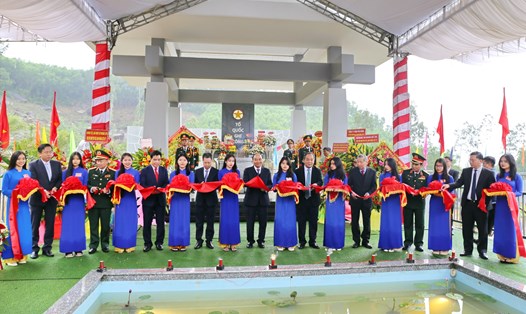 Chủ tịch nước Nguyễn Xuân Phúc cắt băng khánh thành Khu tưởng niệm Hòn Tàu – Đèo Le. Ảnh: Nguyễn Long