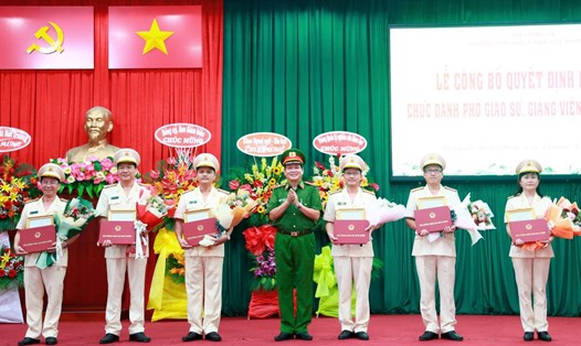 Thiếu tướng, GS.TS Trần Thành Hưng trao quyết định bổ nhiệm cho 6 Phó Giáo sư. Ảnh: Trường Đại học Cảnh sát nhân dân