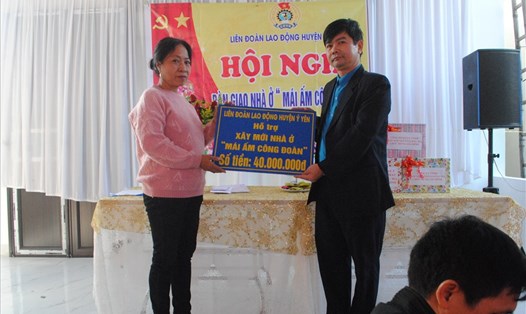 Ông Dương Văn Ninh, Chủ tịch LĐLĐ huyện Ý Yên đã trao tiền hỗ trợ “Mái ấm công đoàn” và chúc mừng chị Huyền. Ảnh: Công đoàn Nam Định