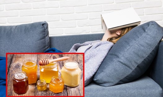 Uống một ly nước mật ong trước khi đi ngủ có thể giảm ngáy ngủ ở nữ giới. Đồ hoạ: Hạ Mây