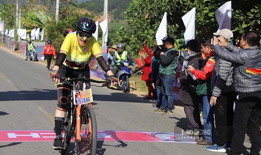 Cua-rơ về đích giải đua xe đạp thể thao phong trào Hội hoa Sở Bình Liêu lần thứ VI tổ chức tại huyện Bình Liêu, tỉnh Quảng Ninh. Ảnh: La Nhung